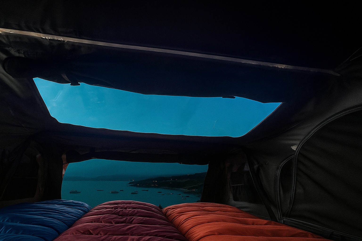 Habitáculo interior con cama king.