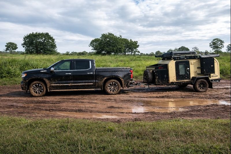 pickup remolcando el 4KAMP en camino de tierra