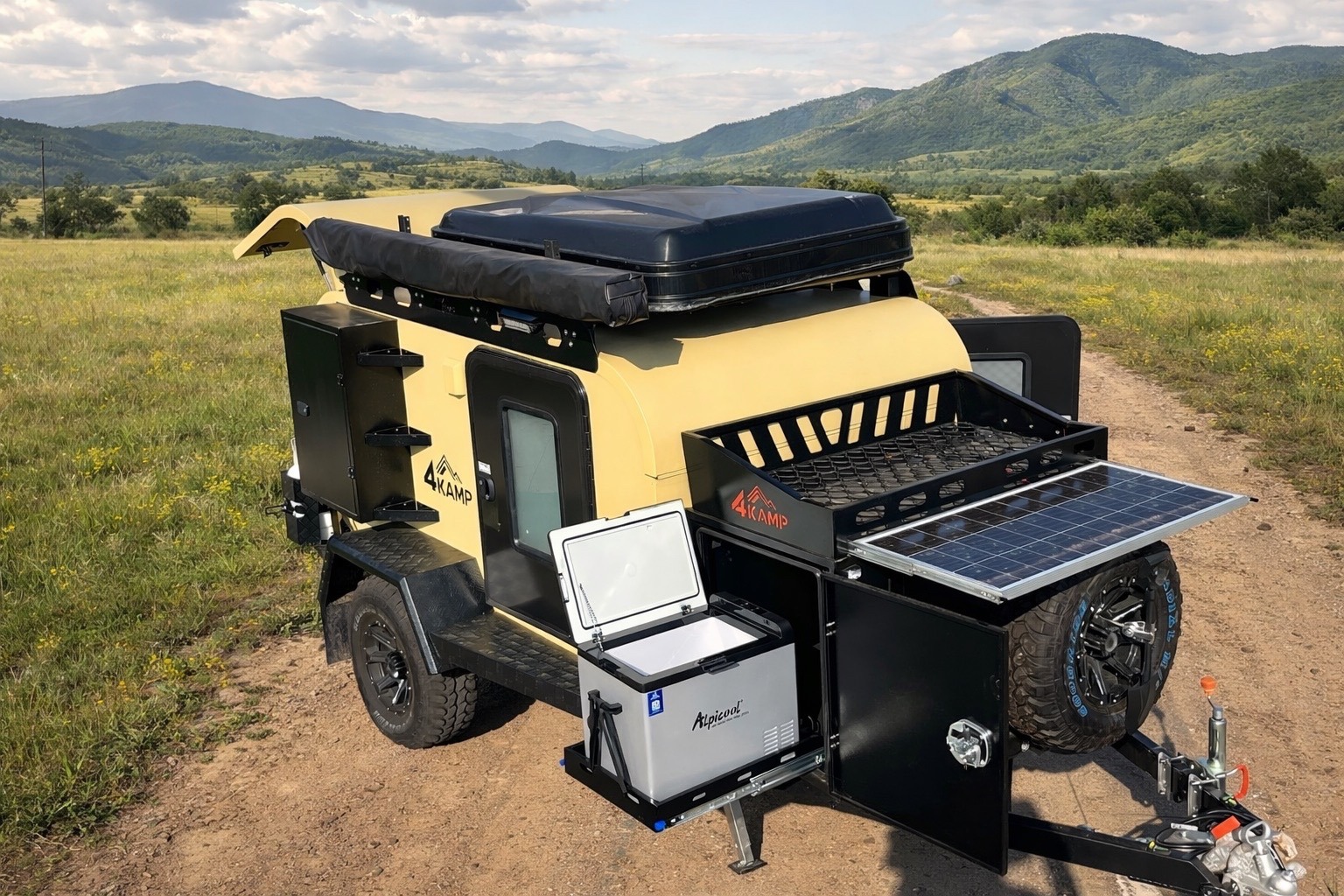 Panel solar y cooler en rack delantero, vista en terreno
